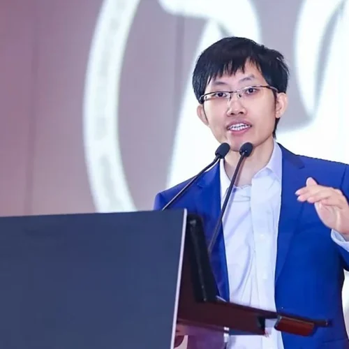 Fundador da DeepSeek, Liang Wenfeng, Recebe Recepção de Herói em Guangdong