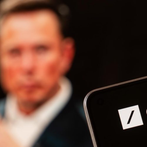 Grok AI, de Elon Musk, Chega ao Brasil Exclusivamente para iOS