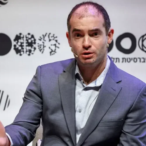 Ex-Cientista da OpenAI Busca Caminho Inédito para Superinteligência Artificial