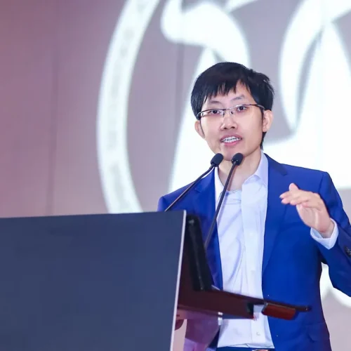 Fundador da DeepSeek, Liang Wenfeng, Deve se Reunir com Xi Jinping em Sinal de Apoio à IA Chinesa