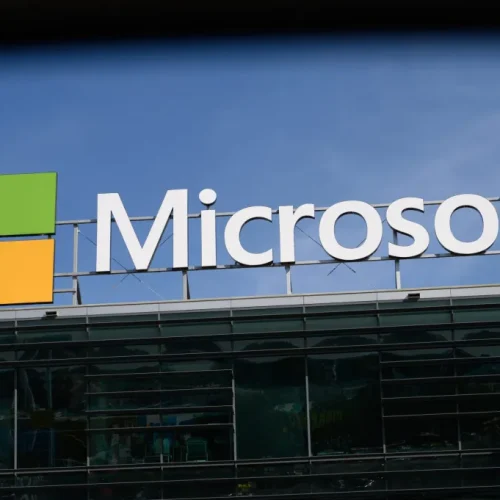 Microsoft Processa Grupo por Abuso de Seus Serviços de IA em Novo Caso Judicial