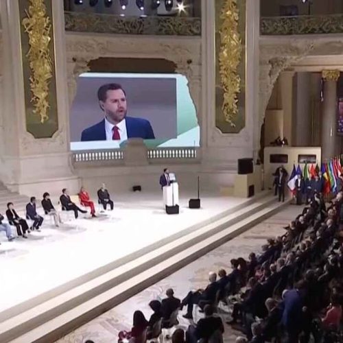 Cúpula de IA em Paris Exacerba Tensões Globais com Divisão Entre EUA, Reino Unido e Europa